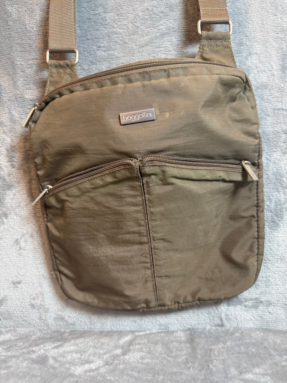 Baggallini Olive Green Nylon Crossbody Travel Purse Multi Pocket Adjustable